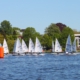 ILCAs warten beim Segeltreffen auf den Start