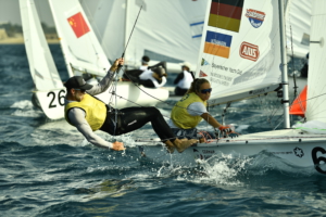Luise Wanser und Philipp Autenrieth segeln im gelben Leibchen 470er. Phlipp steht im Trapez.
